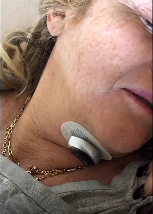 Kvinne sover med AirGuard Pro™ under haken